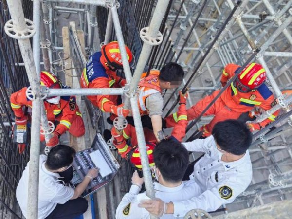 秒配网 一工人从高处跌落被钢筋穿体 多方接力营救成功