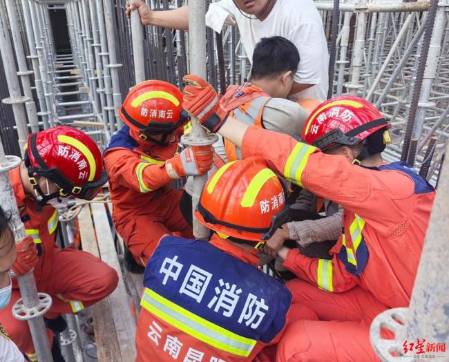 一工人从高处跌落被钢筋穿体 多方接力营救成功